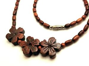 【かわいい♪】ハワイアンコア使用　木製　ウッドビーズ　ハンドクラフト　手作り　ネックレス お花 プルメリア ハイビスカスモチーフ