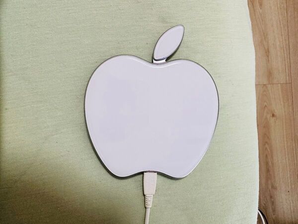 Apple柄のワイヤレス充電器