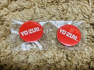 4 非売品 新品YO-ZURI ヨーズリ 缶バッチ 2個セット レッド 赤 ロゴ ビンズ 直径32mm DUEL デュエル イカメタル エギング ティップラン