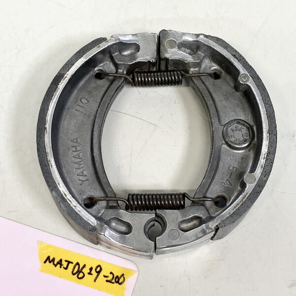 SG03J/純正 リア ブレーキシュー★刻印 YAMAHA 110★マジェスティ250C★適合純正品番 4BX-W2536-00★★☆bzaif★MAJ0619-200★506 -02