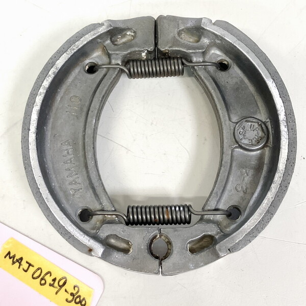SG03J/純正 リア ブレーキシュー★刻印 YAMAHA 110★マジェスティ250C★適合純正品番 4BX-W2536-00★★☆bzaif★MAJ0619-300★506 -03