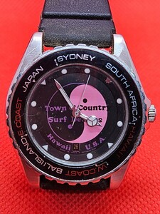 稼働品 Town&country タウンアンドカントリー メンズ腕時計 サーフデザイン ウォッチ クォーツ シルバー×黒×ピンク 電池交換済み D0699