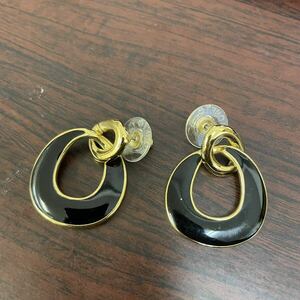 [*T0602]MONETmone earrings black color Gold color round catch equipped both ear Classic elegant accessory 