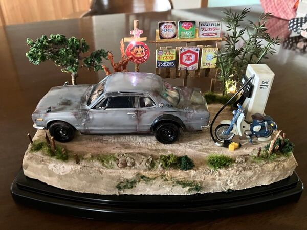 昭和レトロな風景 旧車 日産スカイラインGT-R ガソリンスタンド スパーカブ ジオラマ完成品 ケース付