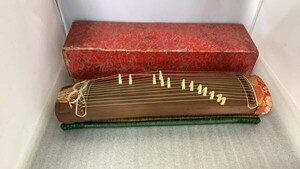 B1016- Mini кото общая длина примерно 42.5cm традиционные японские музыкальные инструменты 10 три струна . короткий кото из дерева струнные инструменты кото 10 три струна . кото струнные инструменты традиция музыкальные инструменты кото стойка имеется коробка есть текущее состояние товар 