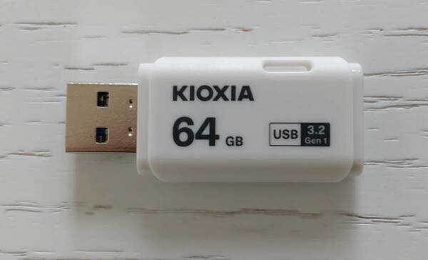 キオクシア（旧東芝メモリ） TransMemory U301 USB3.2Gen1対応 64GB KUC-3A064GW（未使用に近いです）