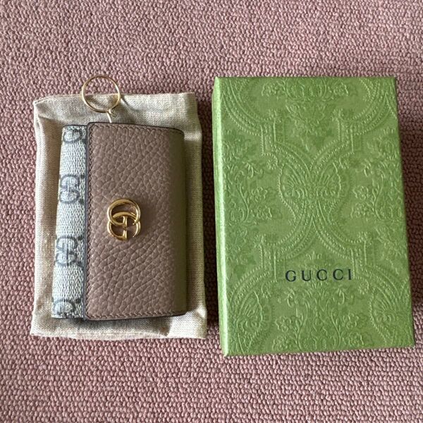 GUCCI GGマーモント レザー キーケース
