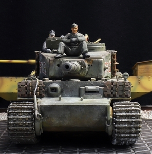 1/35 ドイツ軍 タイガーⅠ重戦車ハイブリッドF05（F05フェールマンタイガー戦隊所属車輛）戦車兵フィギュア×2体セット 制作完成品