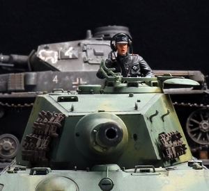 1/35 ドイツ軍 タイガーⅡ第503重戦車大隊所属車輛（1944ハンガリー戦線）戦車兵フィギュア×1体付き 制作完成品