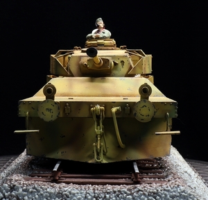 トランぺッター1/35 ドイツ軍 IV号装軌戦闘車 搭乗員フィギュア×1体付き 制作完成品（レールベースサイズ長さ34ｃｍ×幅14.5ｃｍ）