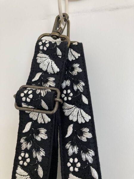 (新品)花柄刺繍入りストラップ ショルダーバッグ 黒白