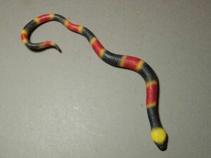 サンゴヘビ PVCフィギュア 68484 BULLYLAND 蛇 動物