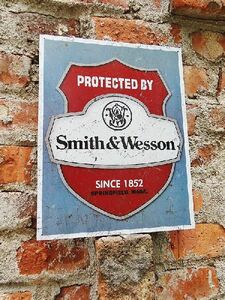 アメリカンブリキ看板 スミス＆ウェッソンに守られています アメリカ雑貨 アメリカン雑貨 サインプレート