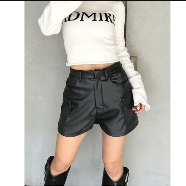 美品 EGOIST エゴイスト カーゴポケットフェイクレザーショートパンツ 黒