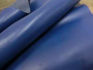 B25　青　ブルー　1，5～1，7ミリ　ソフト伸び無し　最長部約88×45㎝　革小物レザークラフト材料　ハンドメイド材料　手作り材料