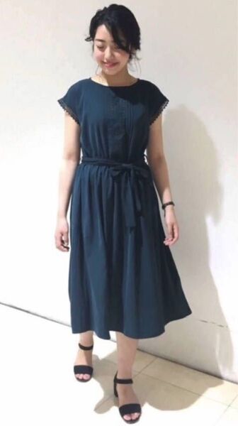 【定価1万円超 】新品Te chichi テチチ★レースが綺麗なヴィンテージサテンワンピース 濃紺 ネイビー 半袖ワンピースドレス