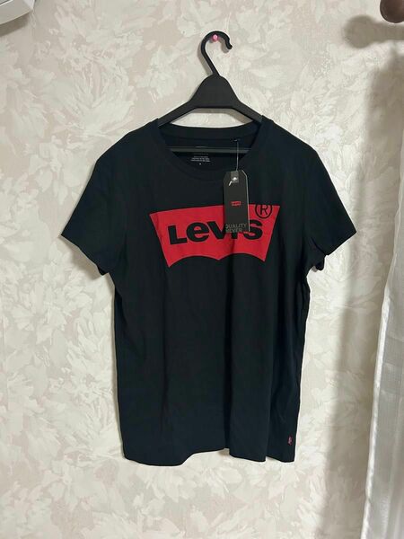 Levi s リーバイス　 ブラック 半袖Tシャツ　新品タグ付き　Ｍサイズ　即時発送