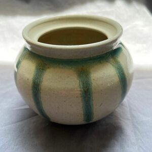 つぼ　壺　小さめつぼ　小物入れ　陶器製 花瓶