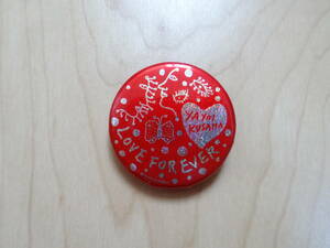 . interval . raw can badge can baji red YAYOI KUSAMA LOVEFOREVER ( tube A18)