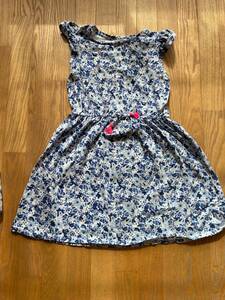 H&M　女の子夏用袖なしワンピース　ブルー系花柄デザイン　140cm