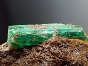 [ gem quality ] emerald green pillar stone raw ore specimen 