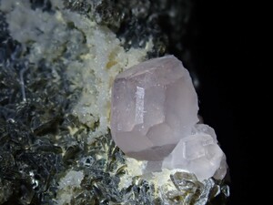 【ピンクカラー】宝石質　アパタイト　燐灰石　蛍光鉱物　原石　標本