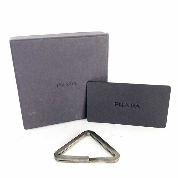 ■希少■PRADA プラダ　トライアングルキーホルダー　ロゴ　3.9cm×5.2cm イタリア製　シルバー　紙カード　箱