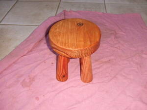 Art hand Auction Silla redonda con patas anchas., cedro, silla para niños, Puesto de flores, planta en maceta, Peluche, Pequeños artículos, Artículos hechos a mano, muebles, Silla, Silla, silla