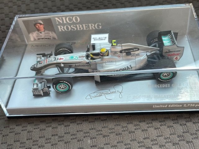 Amazon.co.jp: ／1/24 ベンツ GP W01 1箱／レベル REVELL ドイツ