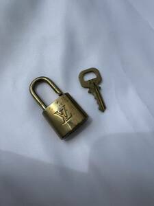 [1 jpy start ] Louis Vuitton VUITTONpado lock south capital pills Gold key key 