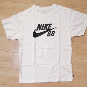 NIKE ナイキ Tシャツ 白　SB