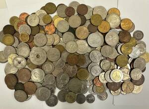 4581 外国銭 パプアニューギニア　ノルウェー　スペイン　マレーシア　オーストラリア　アメリカ　イタリア　中国　韓国 など 1.3kg 保管品