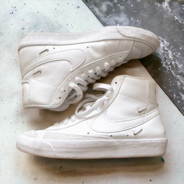 NIKE BLAZER MID '77 SE SISTERHOOD WHITE ホワイト スニーカー