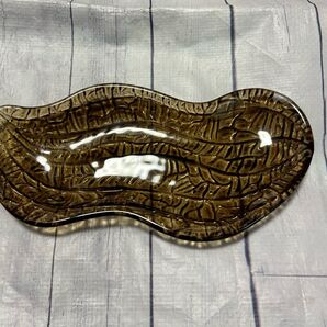 新品 おしゃれな 型押し ガラス皿 ピーナッツ アンバー
