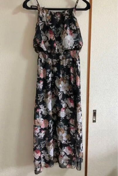 レディース、花柄女性ロングワンピース、キャミソールデザイン、おしゃれなデザイン