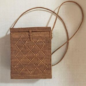 新品未使用♪ バリ アタバッグ ショルダーバッグ 蓋付き 角型 四角 軽量 現地購入