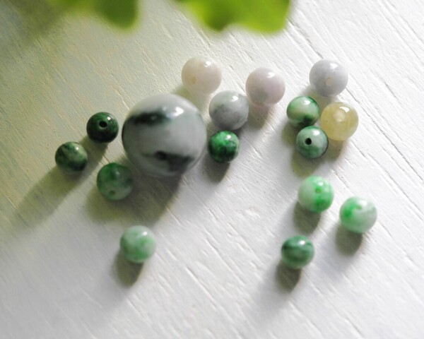 糸魚川翡翠 原石磨き 丸石 天然無処理ヒス 根付 鑑賞 18g 小粒
