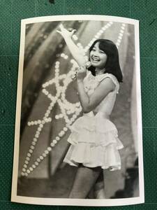 【激レア】倉田まり子　写真　ノースリーブドレス　ミニスカ　太股　ステージ　昭和タレント　70年代アイドル