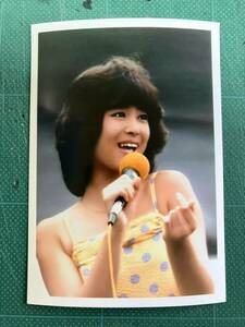 [ rare ] Matsuda Seiko photograph yellow color dress debut the first period dot small . shoulder Showa era star 80 period idol 