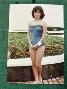 [ rare ] Okada Yukiko photograph blue swimsuit pushed .... not bulge futoshi . white . Showa era star 80 period idol 