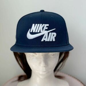 NIKE AIRナイキエア 帽子 フリーサイズ スナップバック サイズ調節 フラットバイザー ブランドロゴ刺繍 ネイビー ベースボールキャップ