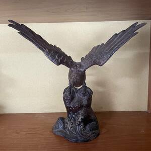 【155】金属工芸 鉄製 鷲 鳶 鳥 高さ約34cm 重さ約2.7kg 和風 置物 縁起物