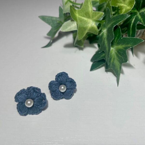 毛糸で編んだお花のワンポイントピアス 両耳1セット（ブルー）