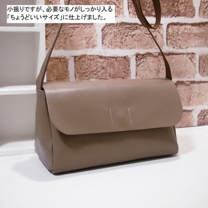 * outlet! exhibition .2 times use did * new goods * made in Japan * original leather * Cub se* passing of years change * cow leather * diagonal .. shoulder bag * taupe color *