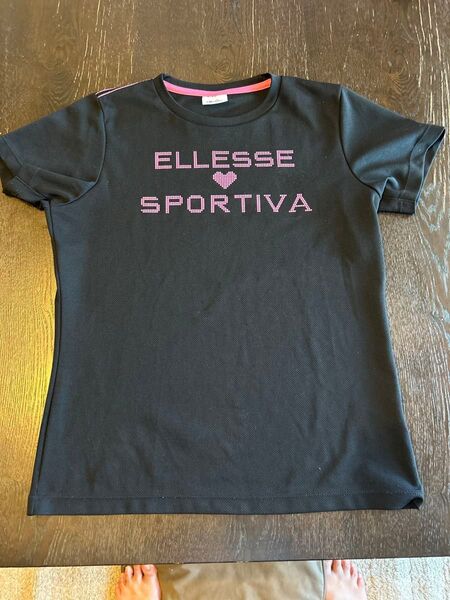 Ellesse 黒のTシャツ