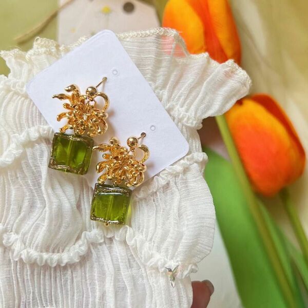 ハンドメイド ピアス 可愛い　菊の花　緑ストーン　夏祭り　花火大会　浴衣　結婚式　