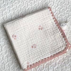 さくらんぼピンク刺繍3重ガーゼブランケット 韓国イブル おくるみ 70×90cm