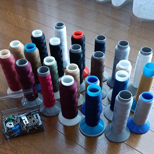 工業用ミシン糸残糸24本、ボビン他