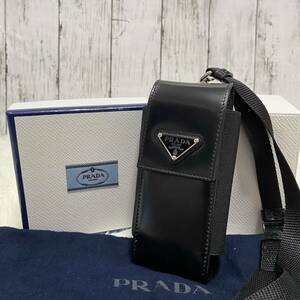 未使用 PRADA ネックストラップ マルチケース レザー ブラック プラダ スマホポーチ 黒 トライアングル 三角プレート ブラッシュドレザー