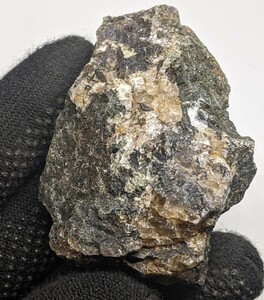 ★灰鉄輝石中の飴色　蛍石　101g no2フローライト原石 国産鉱物 天然石